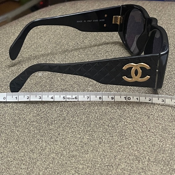 CHANEL Quilted black sunglasses - Picture 1 of 8